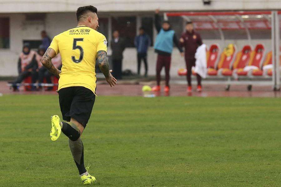赛后广州队备战荷甲，单刀错失细节曝光，悬念犹存，更衣室氛围转暖