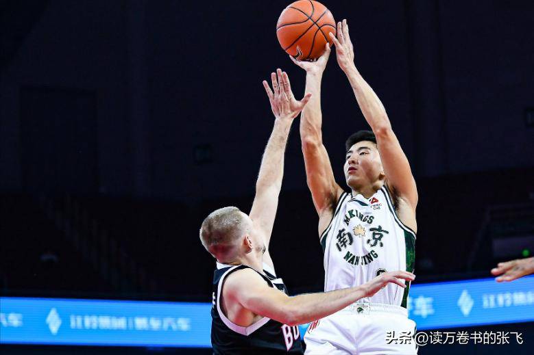 CBA季后赛转会期再迎强敌；孟菲斯灰熊官宣签约；主帅态度：悬念犹存；轮换策略成焦点